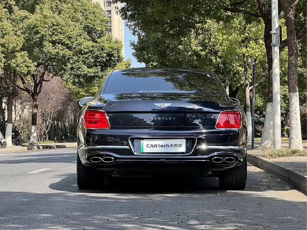 Bentley Flying Spur Plug-In Hybrid 2022 — фото 4