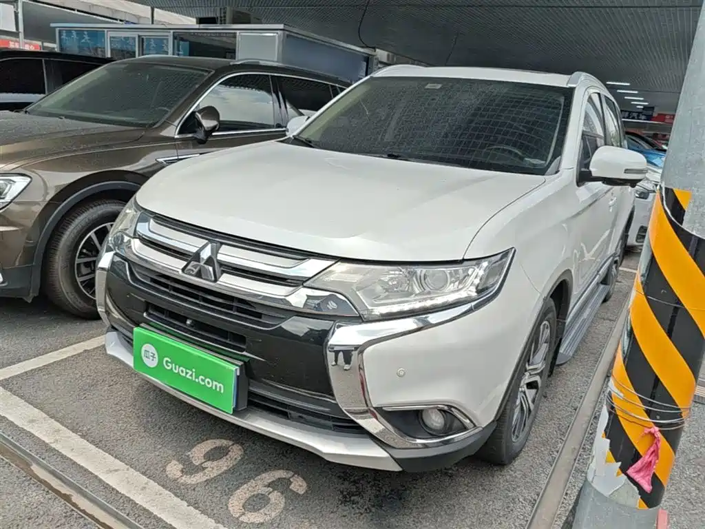 Mitsubishi Outlander 2018 — фото 1