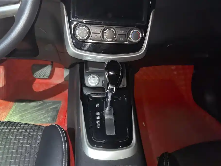 Nissan Tiida 2018 — фото 16