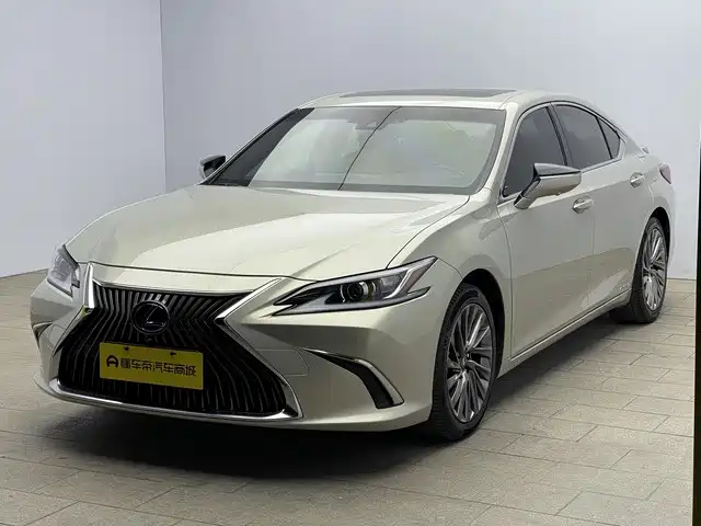 Lexus ES 2020 — фото 1
