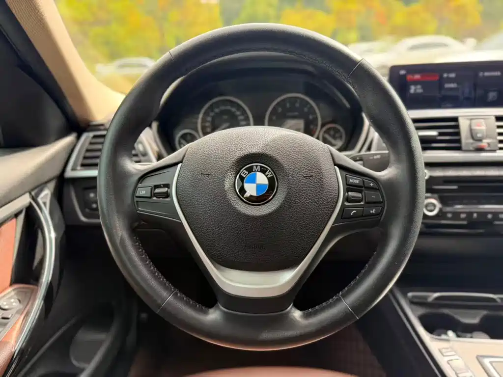 BMW 3 Series 2019 — фото 22