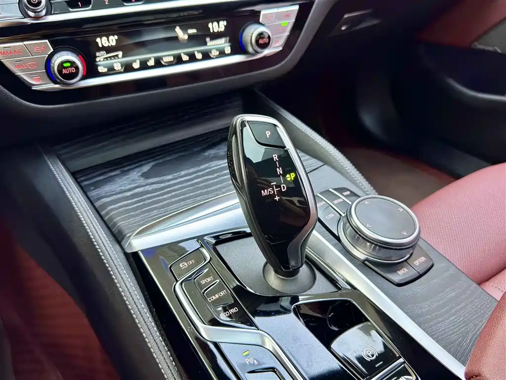 BMW 5 Series 2021 — фото 15