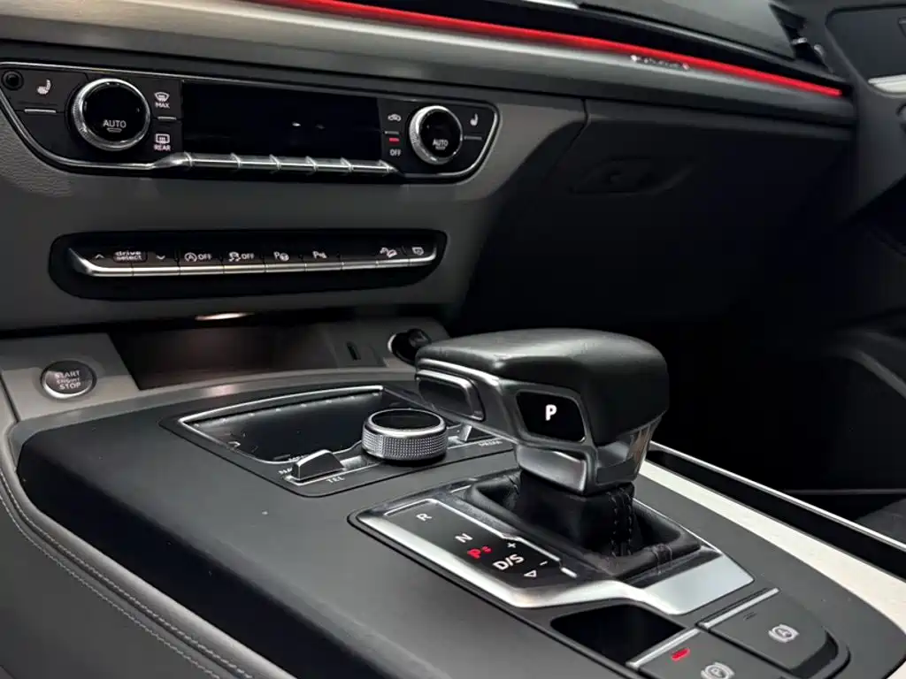Audi Q5L 2018 — фото 18