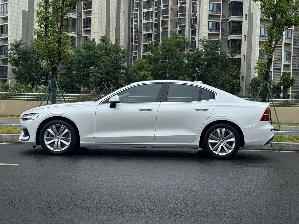 Volvo S60 2021 — фото 17