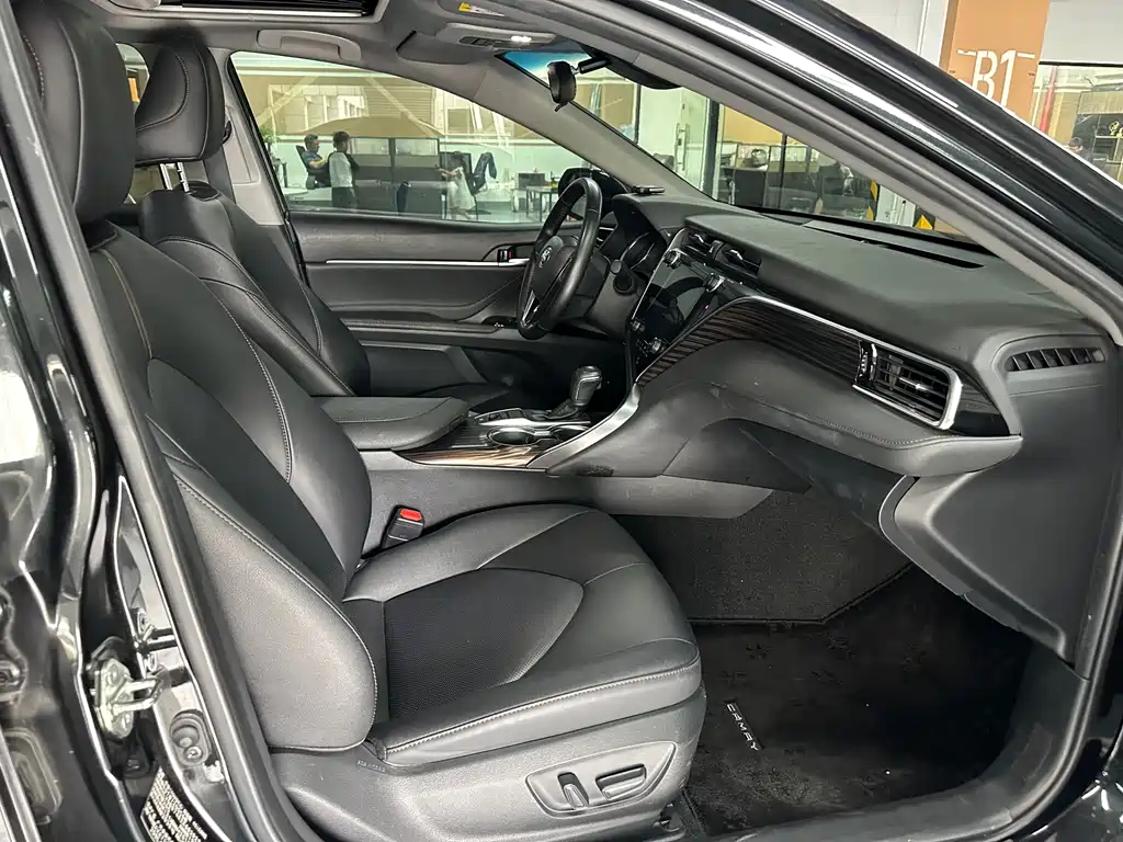 Toyota Camry 2019 — фото 12