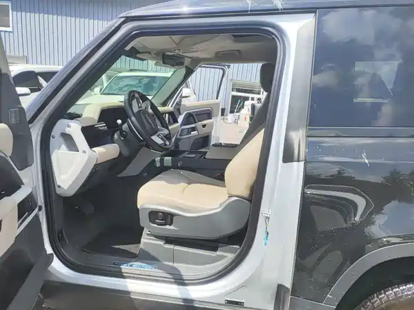 Land Rover Defender 2021