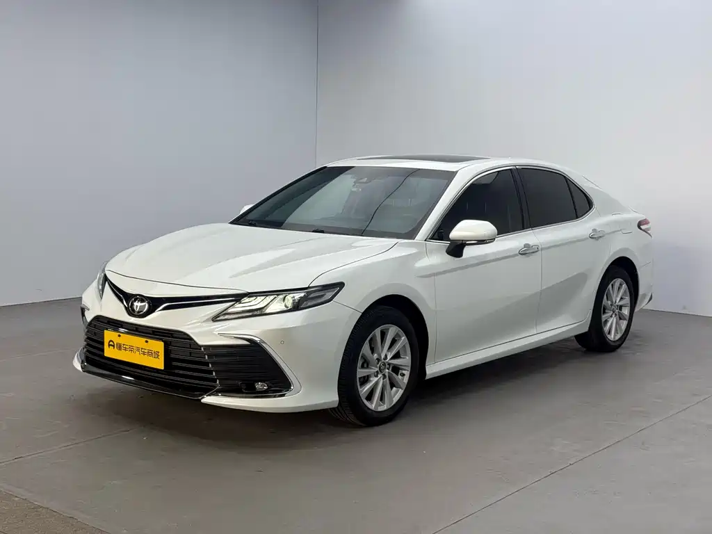 Toyota Camry 2023 — фото 1