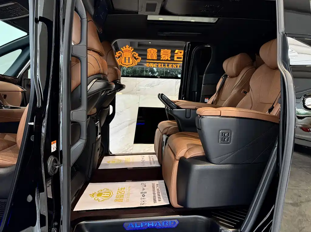 Toyota Alphard 2024 — фото 11
