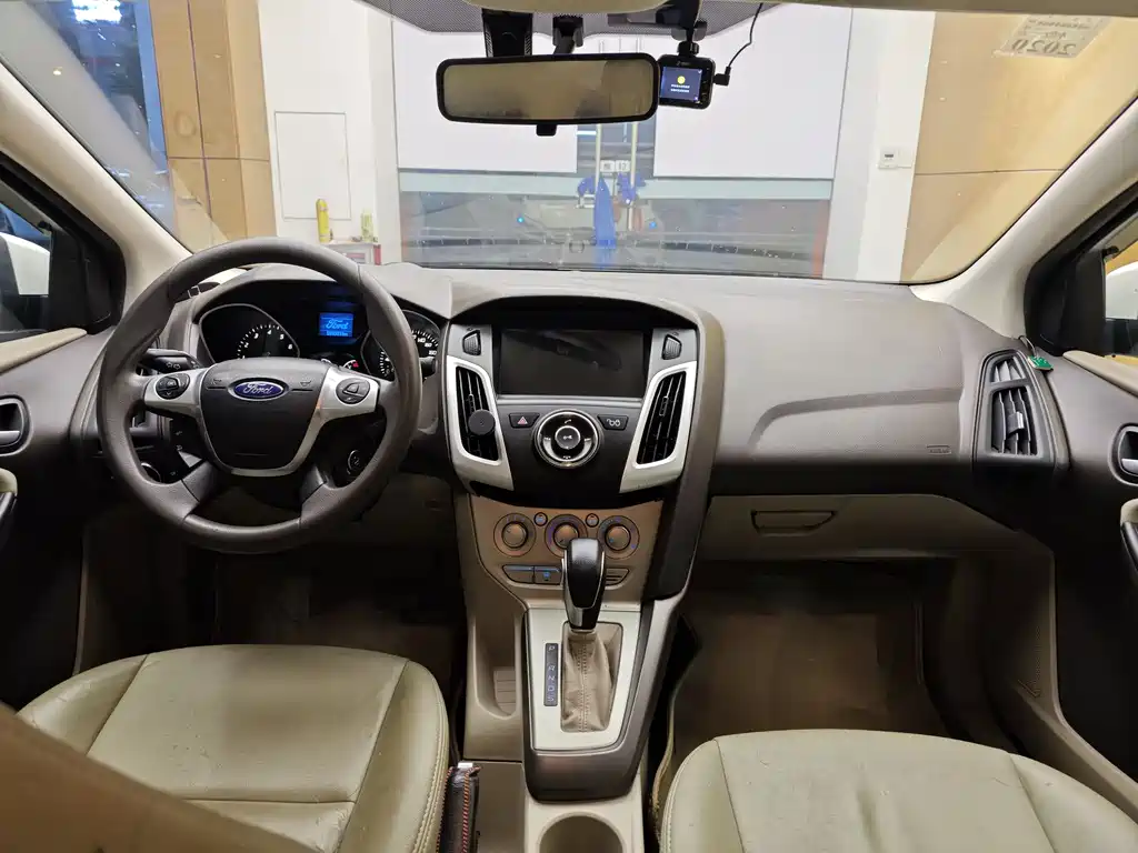 Ford Focus 2014 — фото 19