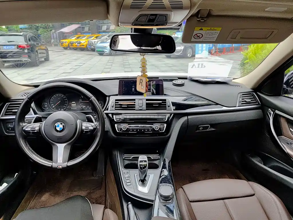 BMW 3 Series 2019 — фото 10