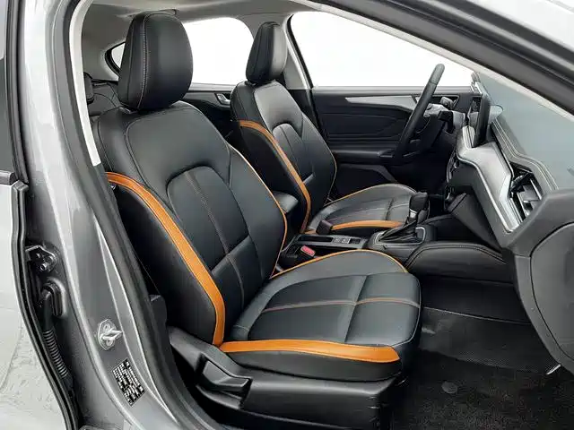 Ford Focus 2023 — фото 17