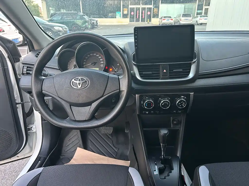 Toyota Yaris L 2021 — фото 11