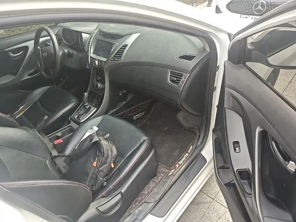 Hyundai Elantra 2015 — фото 11