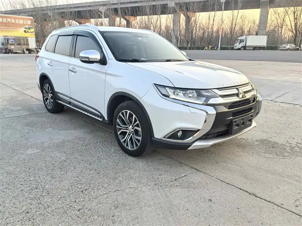 Mitsubishi Outlander 2017 — фото 3