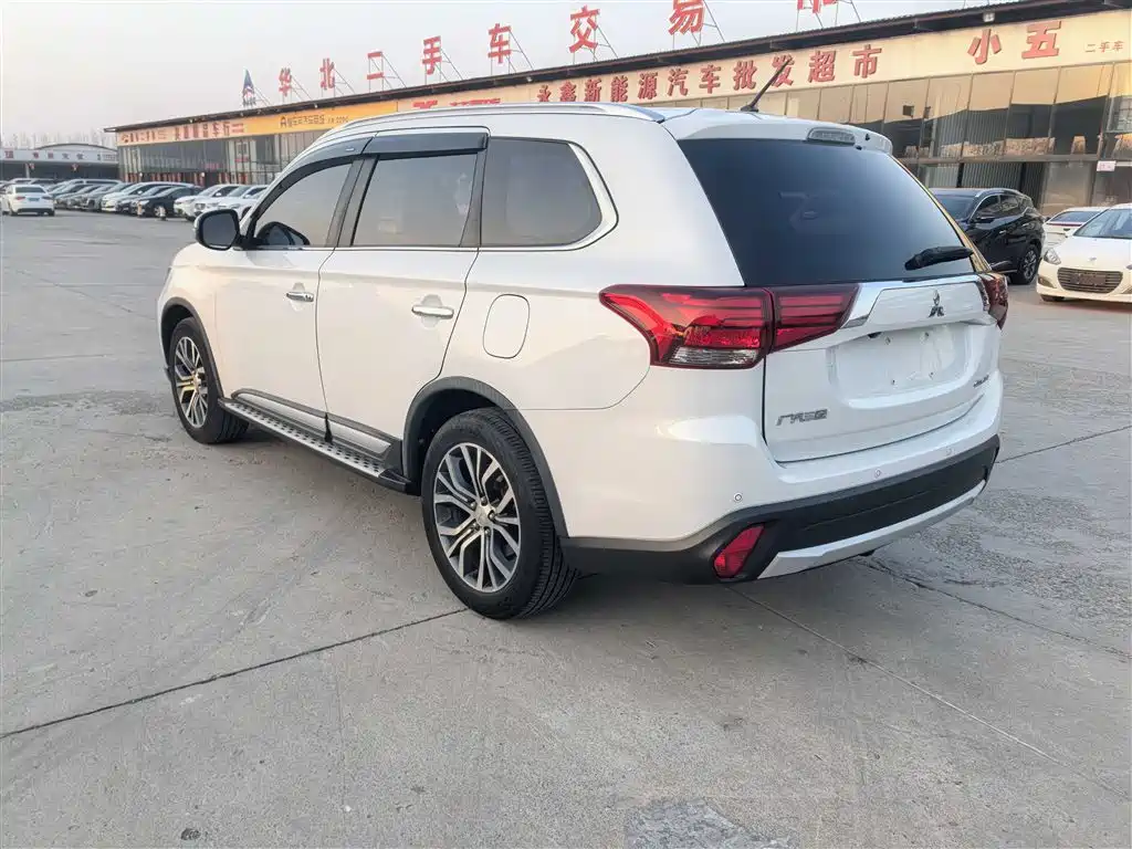 Mitsubishi Outlander 2017 — фото 9