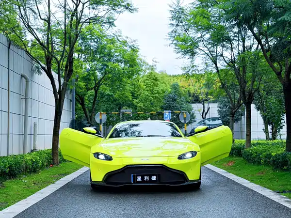 Aston Martin V8 Vantage 2019
