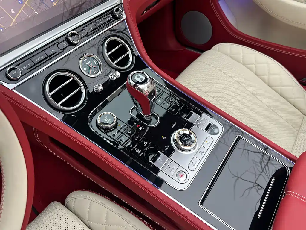 Bentley Continental 2024 — фото 15