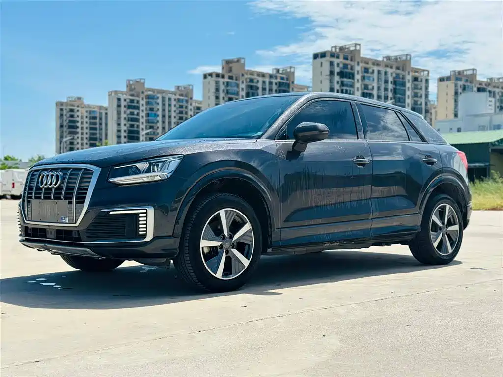 Audi Q2L e-tron 2021 — фото 1