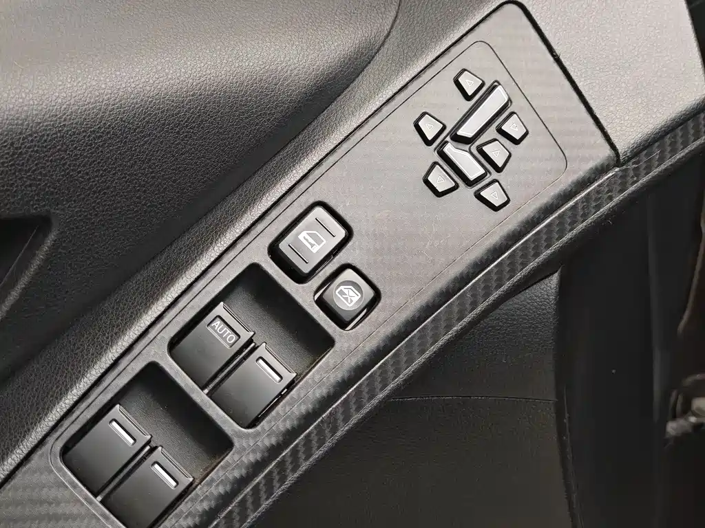 Luxgen U6 2015 — фото 9