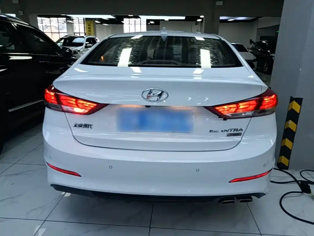 Hyundai Elantra 2019 — фото 6