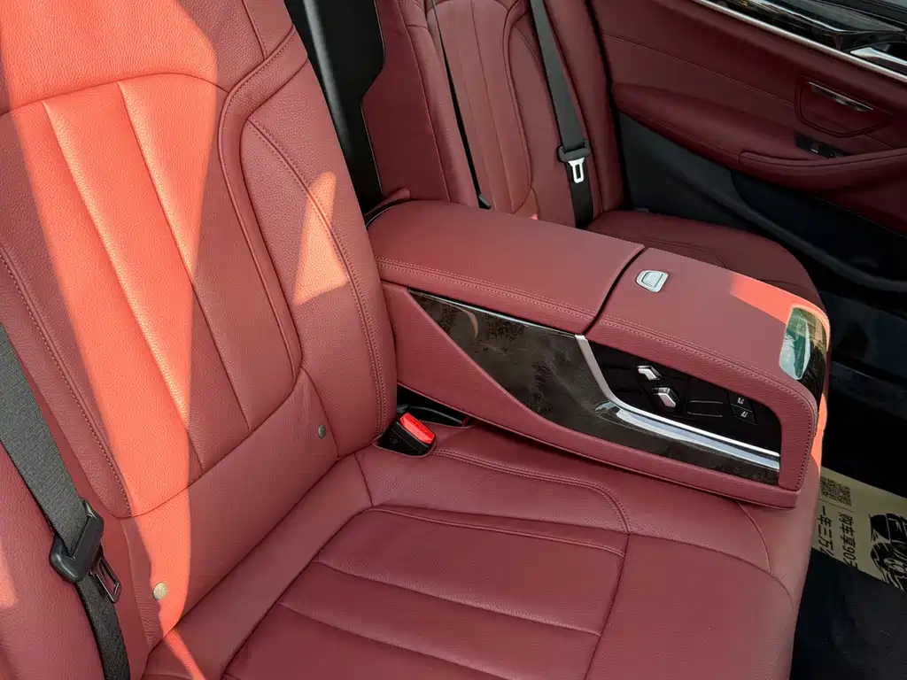 BMW 5 Series 2018 — фото 10