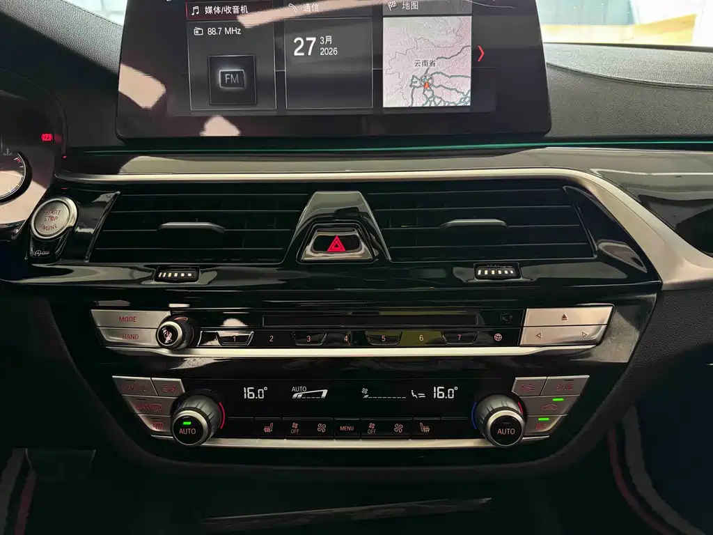 BMW 5 Series 2018 — фото 25