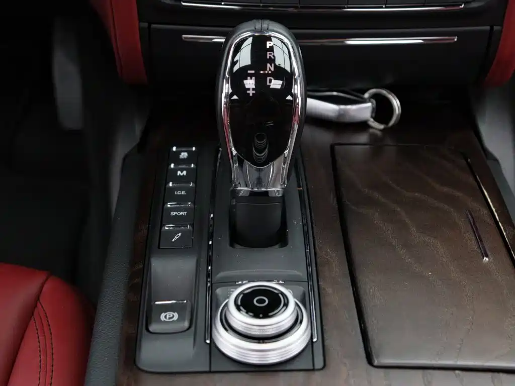 Maserati Quattroporte 2017 — фото 19