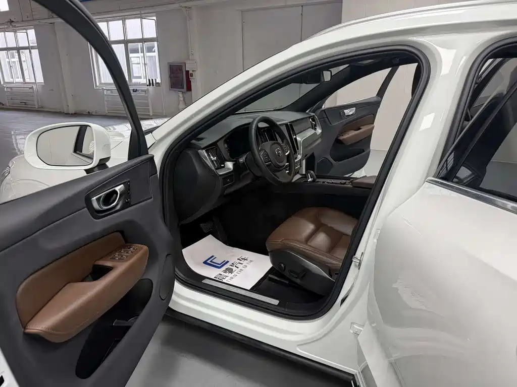 Volvo XC60 2022 — фото 11