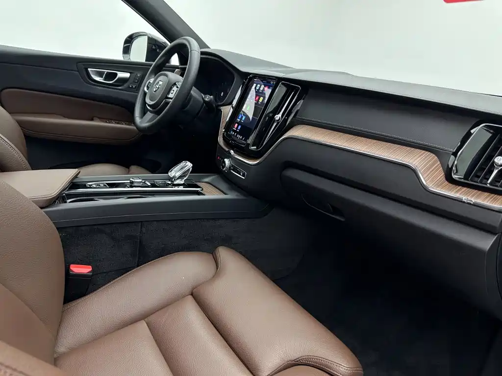 Volvo XC60 Plug-In Hybrid 2023 — фото 16