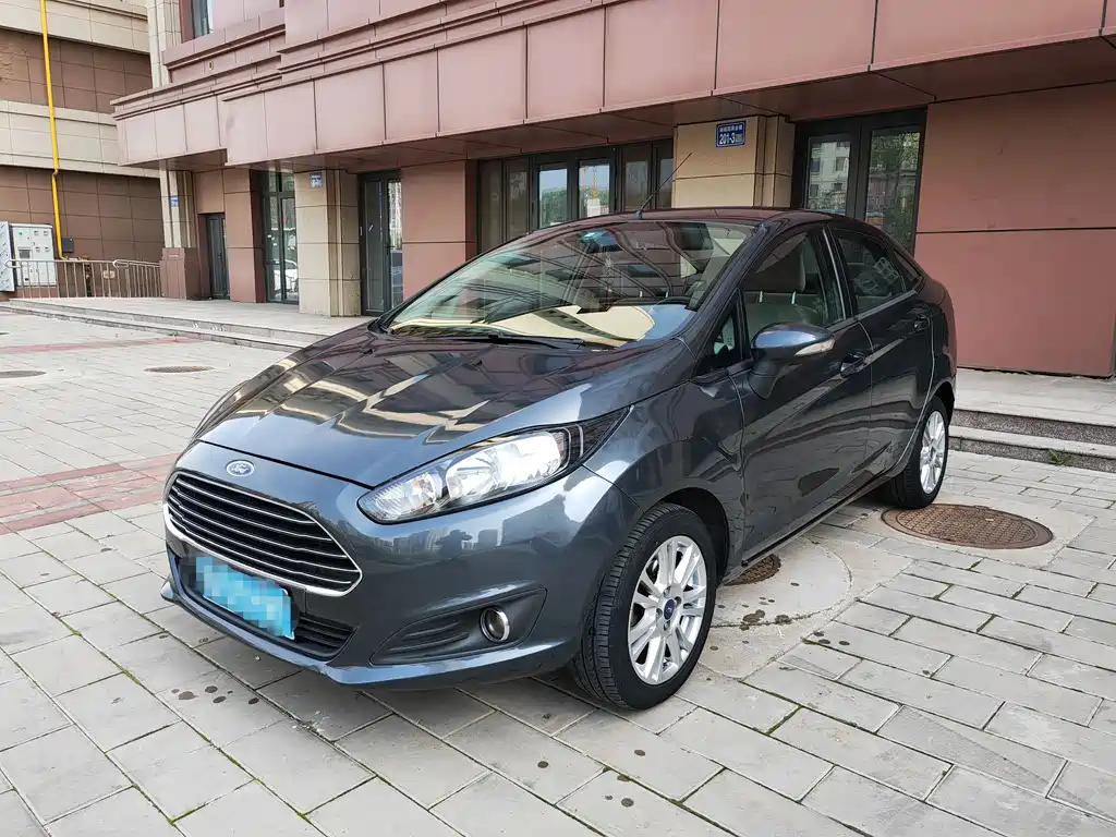 Ford Fiesta 2013 — фото 1