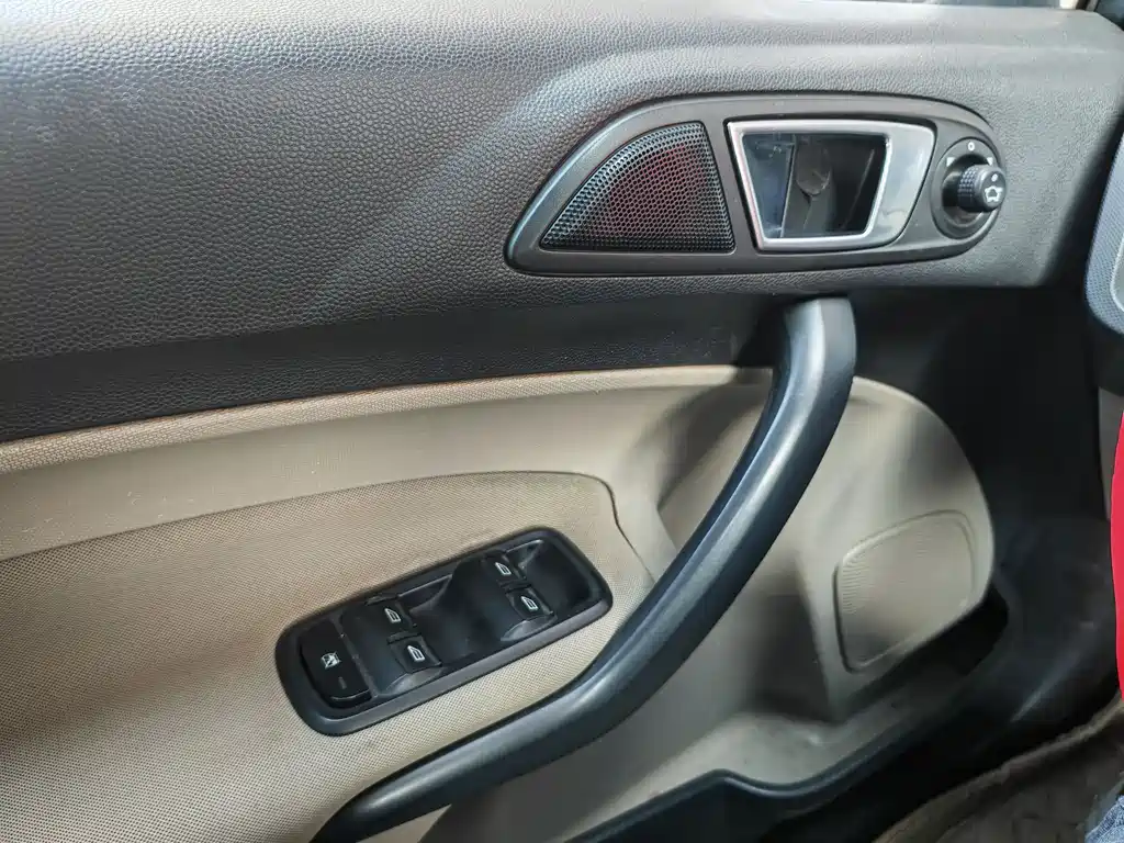 Ford Fiesta 2013 — фото 15