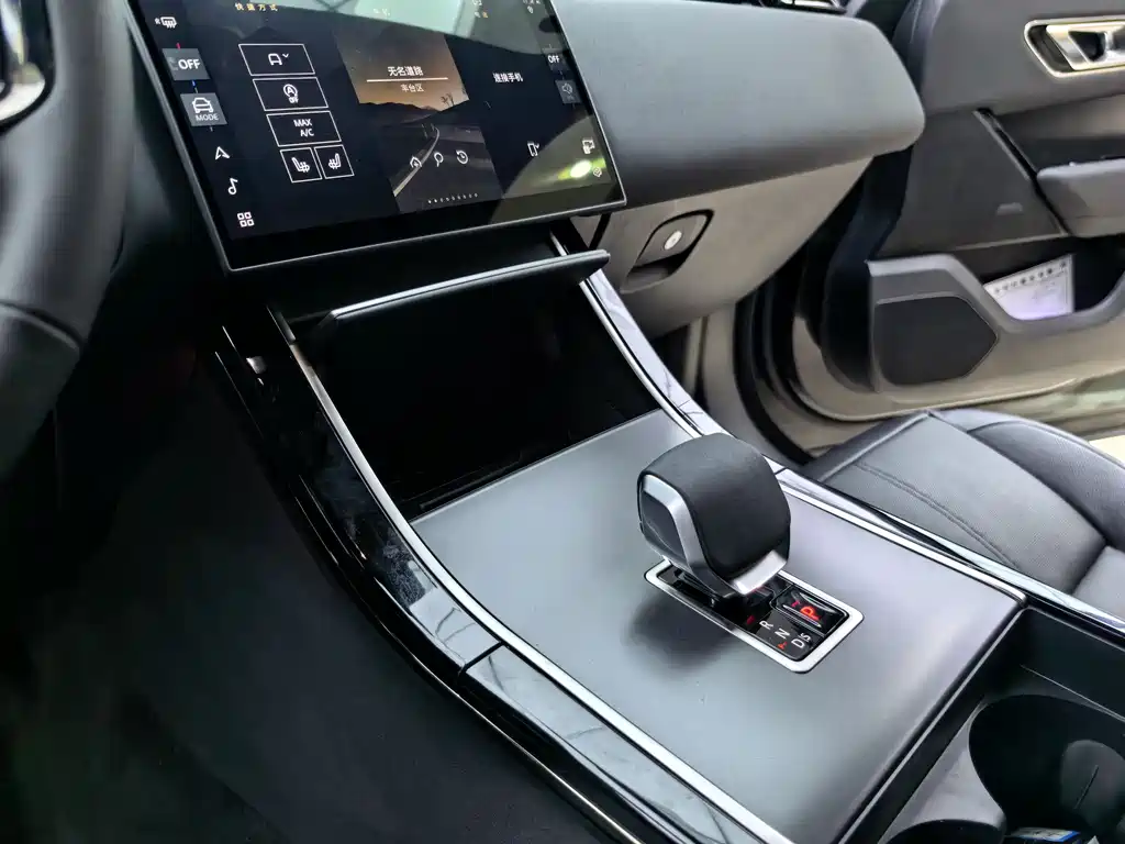 Land Rover Velar 2026 — фото 6