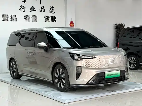 Volvo EM90 2025