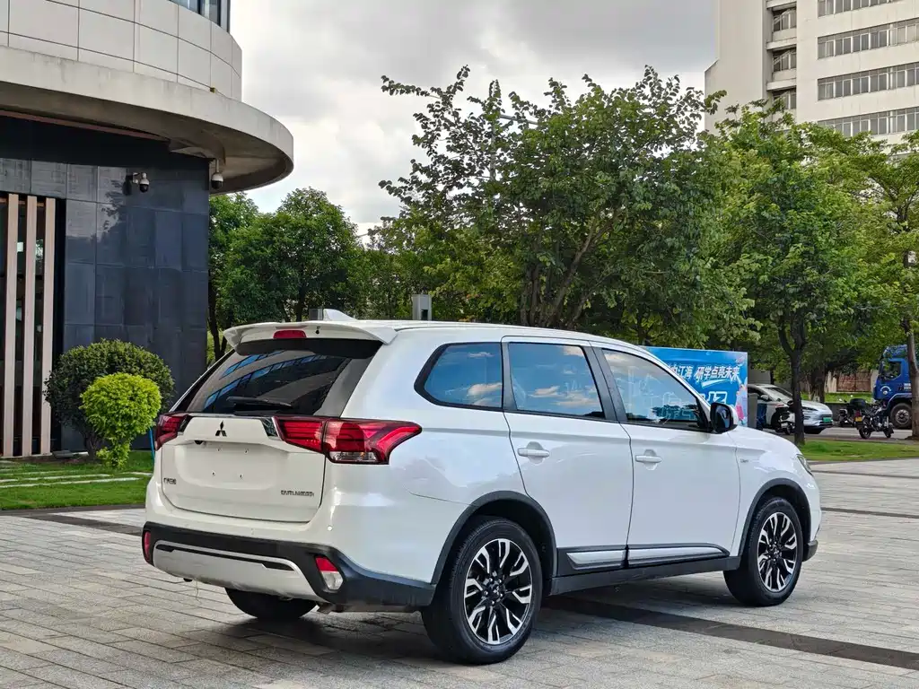 Mitsubishi Outlander 2021 — фото 14