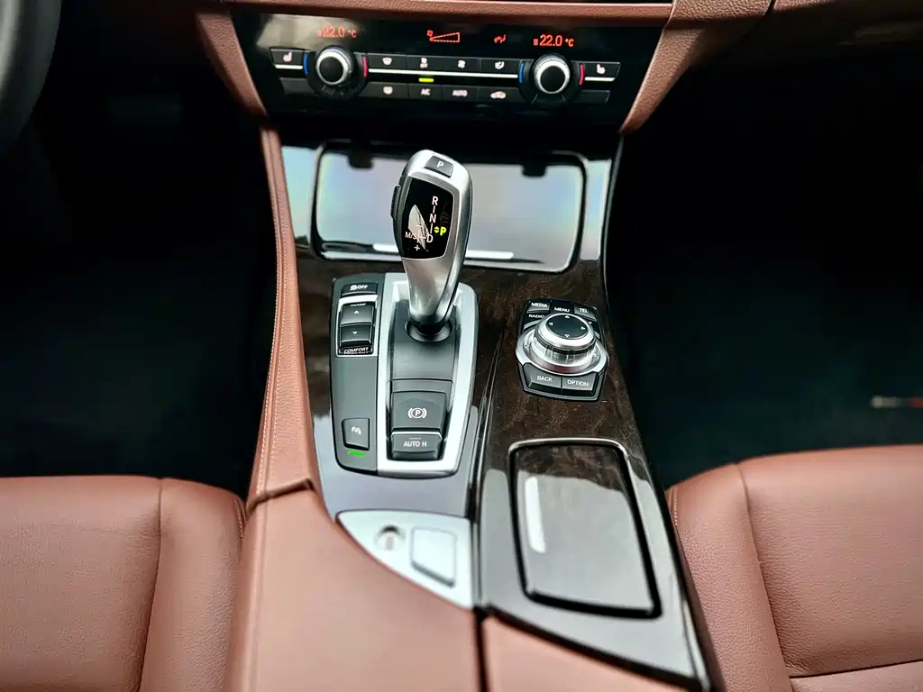 BMW 5 Series 2015 — фото 17