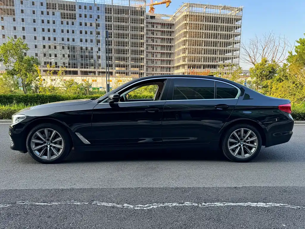 BMW 5 Series 2018 — фото 10