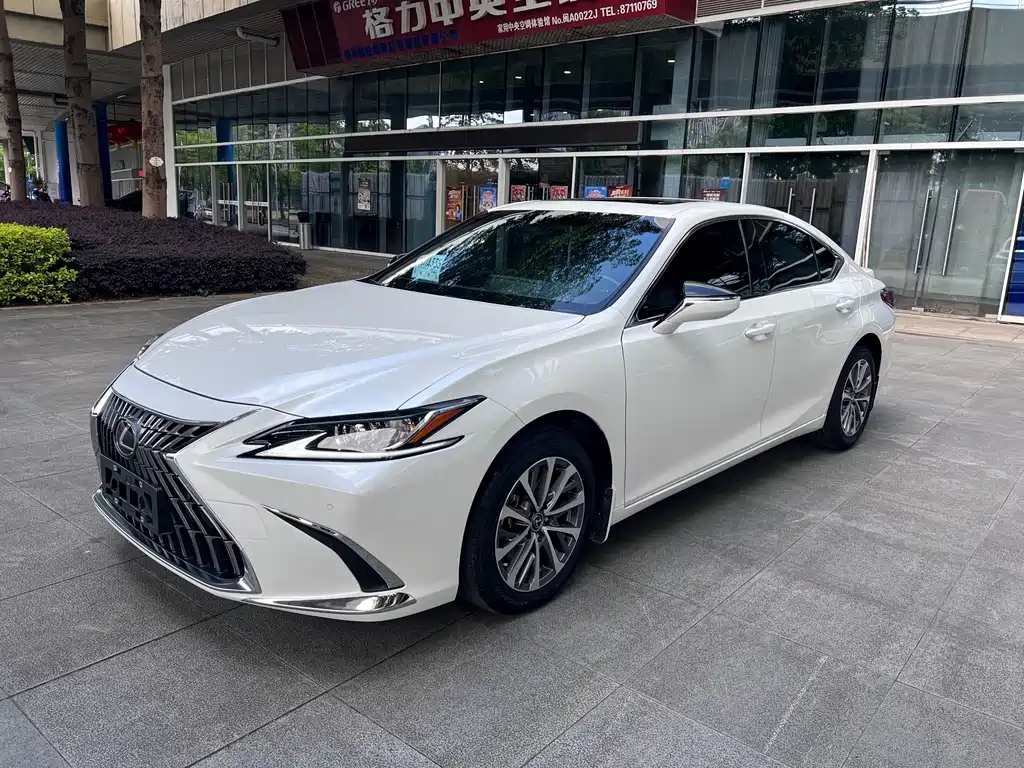 Lexus ES 2023 — фото 1