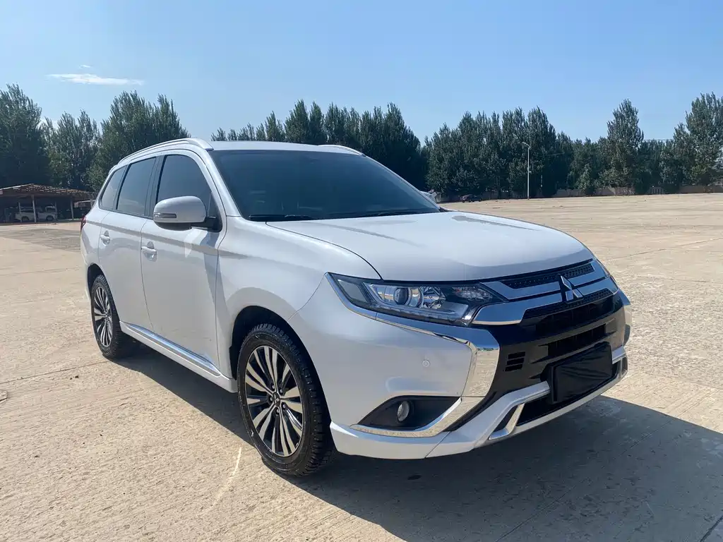 Mitsubishi Outlander 2022 — фото 3