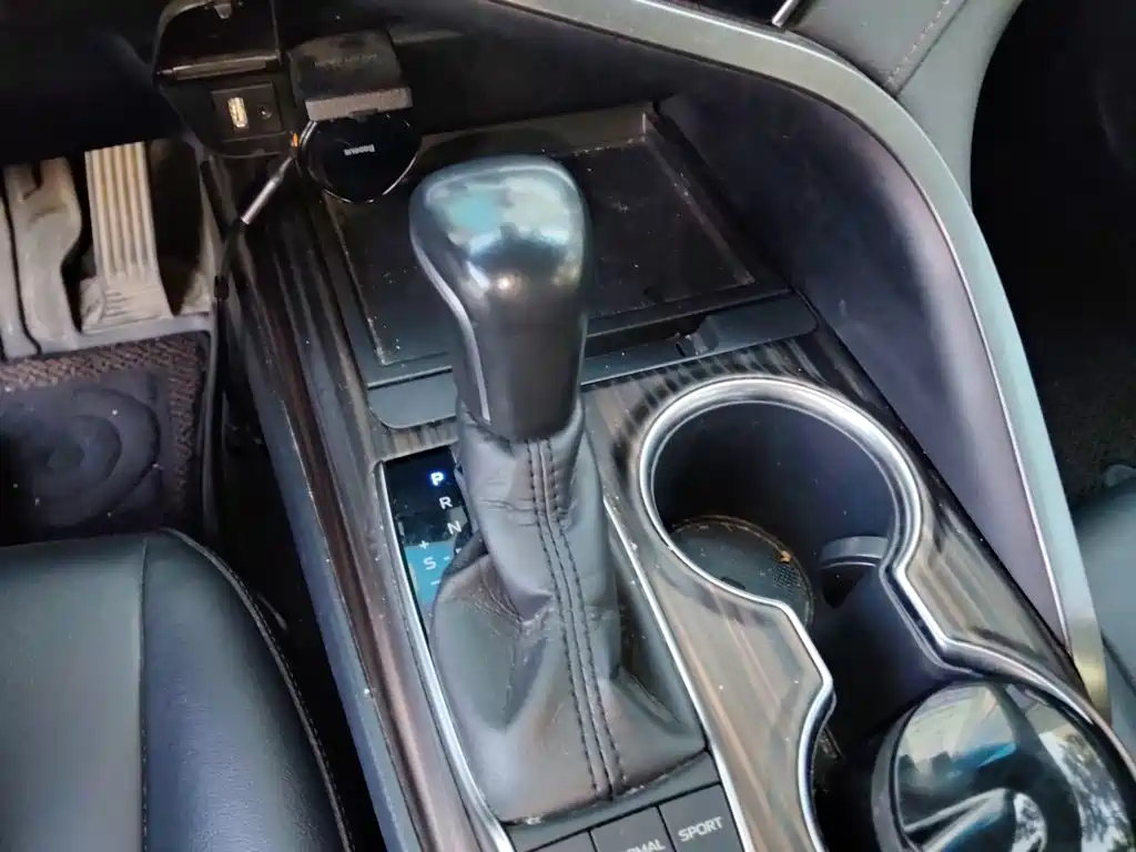 Toyota Camry 2018 — фото 10