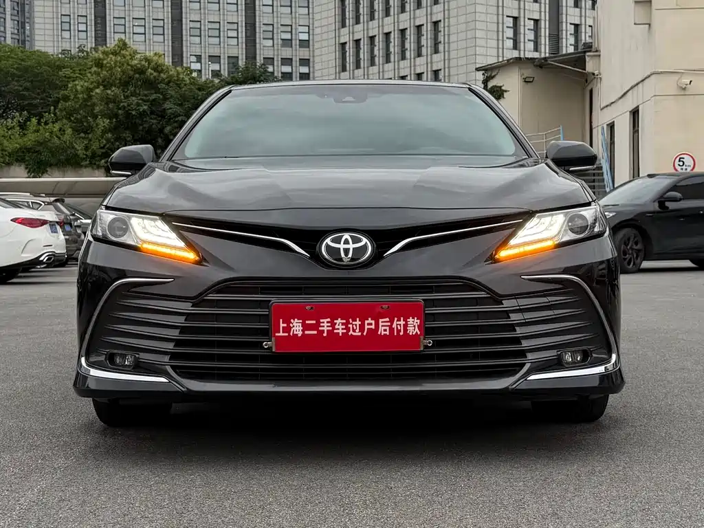 Toyota Camry 2022 — фото 1