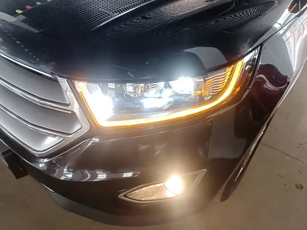 Ford Edge 2017 — фото 24