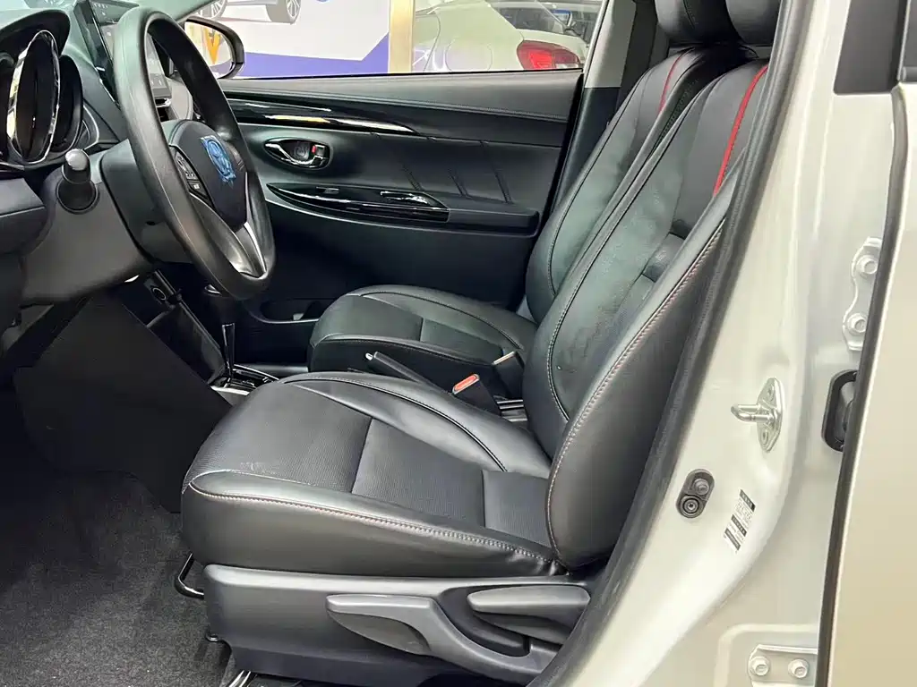 Toyota Yaris L 2023 — фото 13