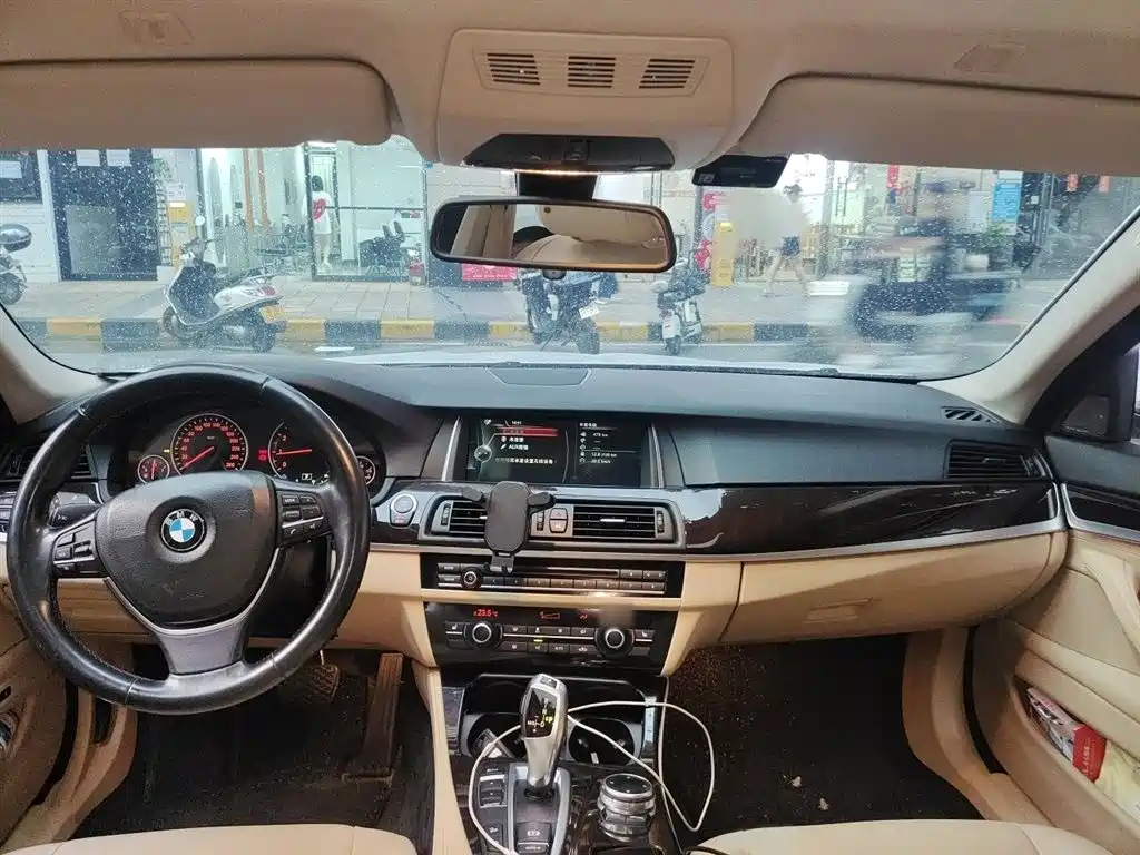 BMW 5 Series 2015 — фото 13