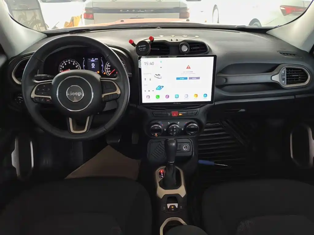 Jeep Renegade 2018 — фото 10