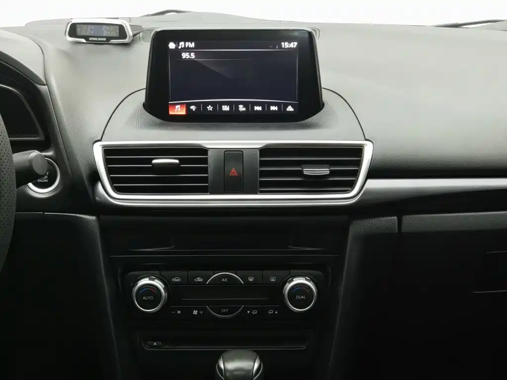 Mazda 3 Axela 2018 — фото 12