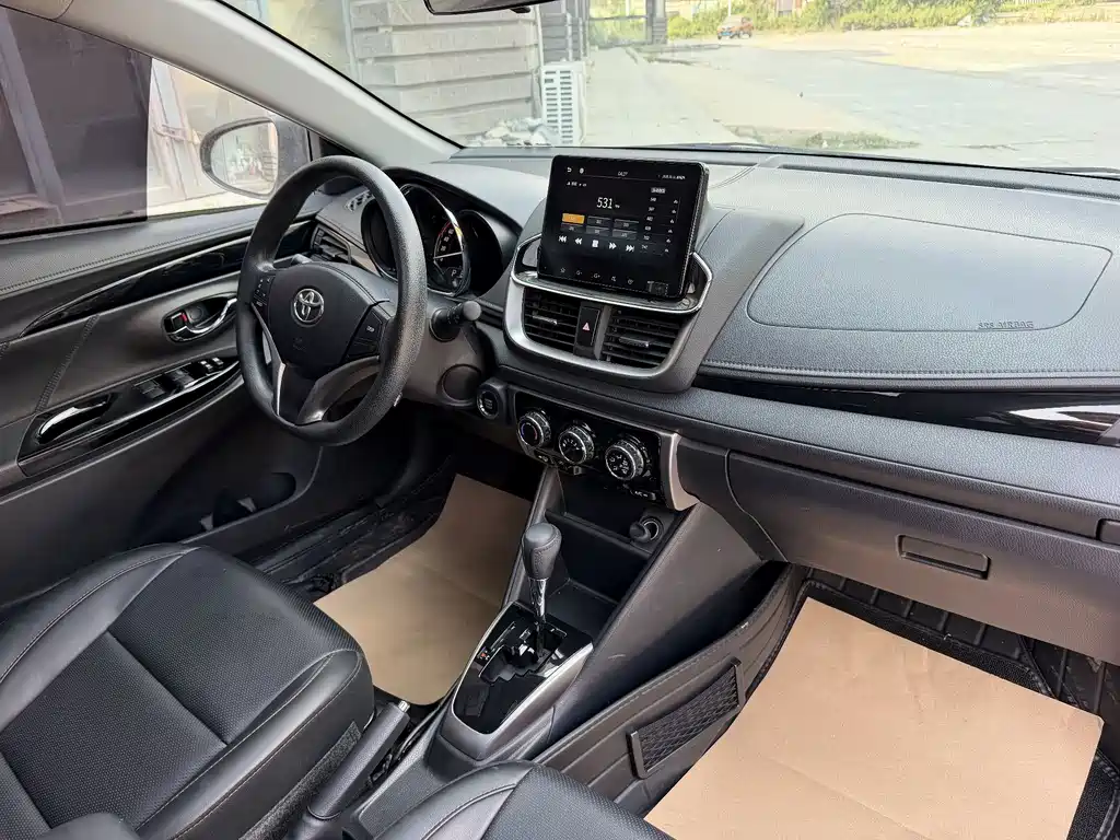 Toyota Yaris L 2022