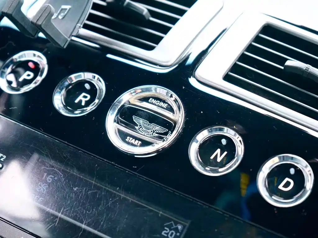 Aston Martin Virage 2014 — фото 16