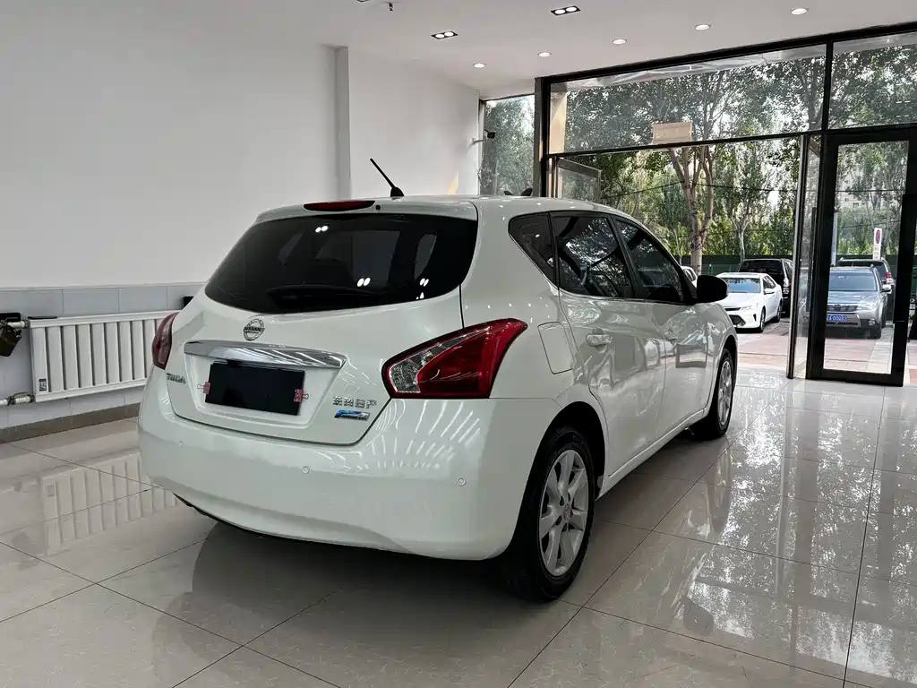 Nissan Tiida 2015 — фото 23