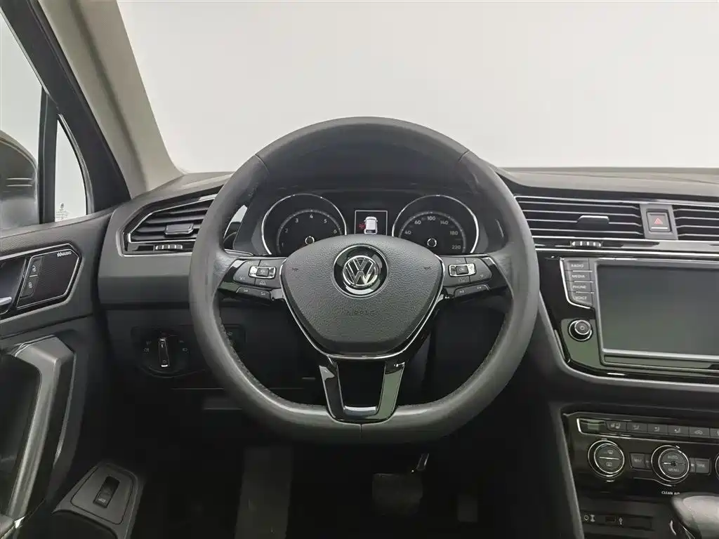 Volkswagen Tiguan L 2017 — фото 11