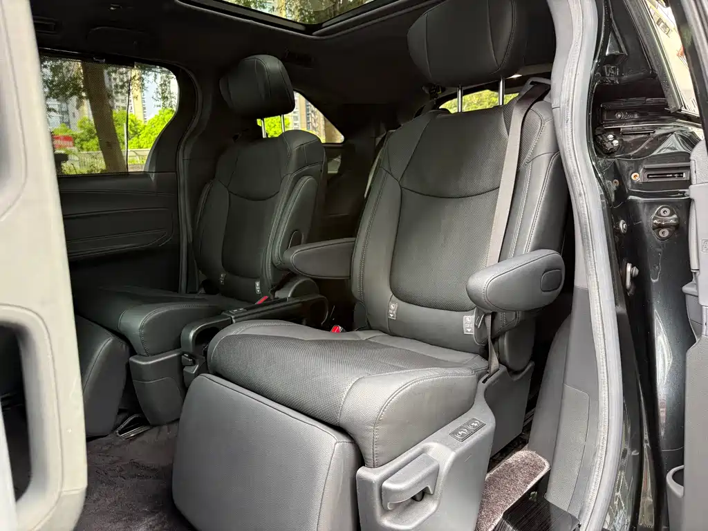 Toyota Sienna 2022 — фото 18